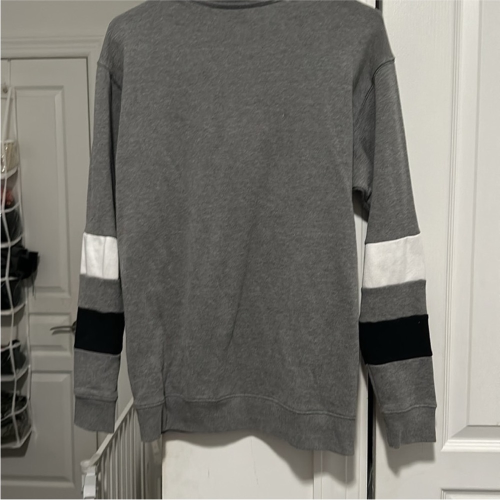 🔴 VS Pink Varsity Gray Top - Picture 7 of 8